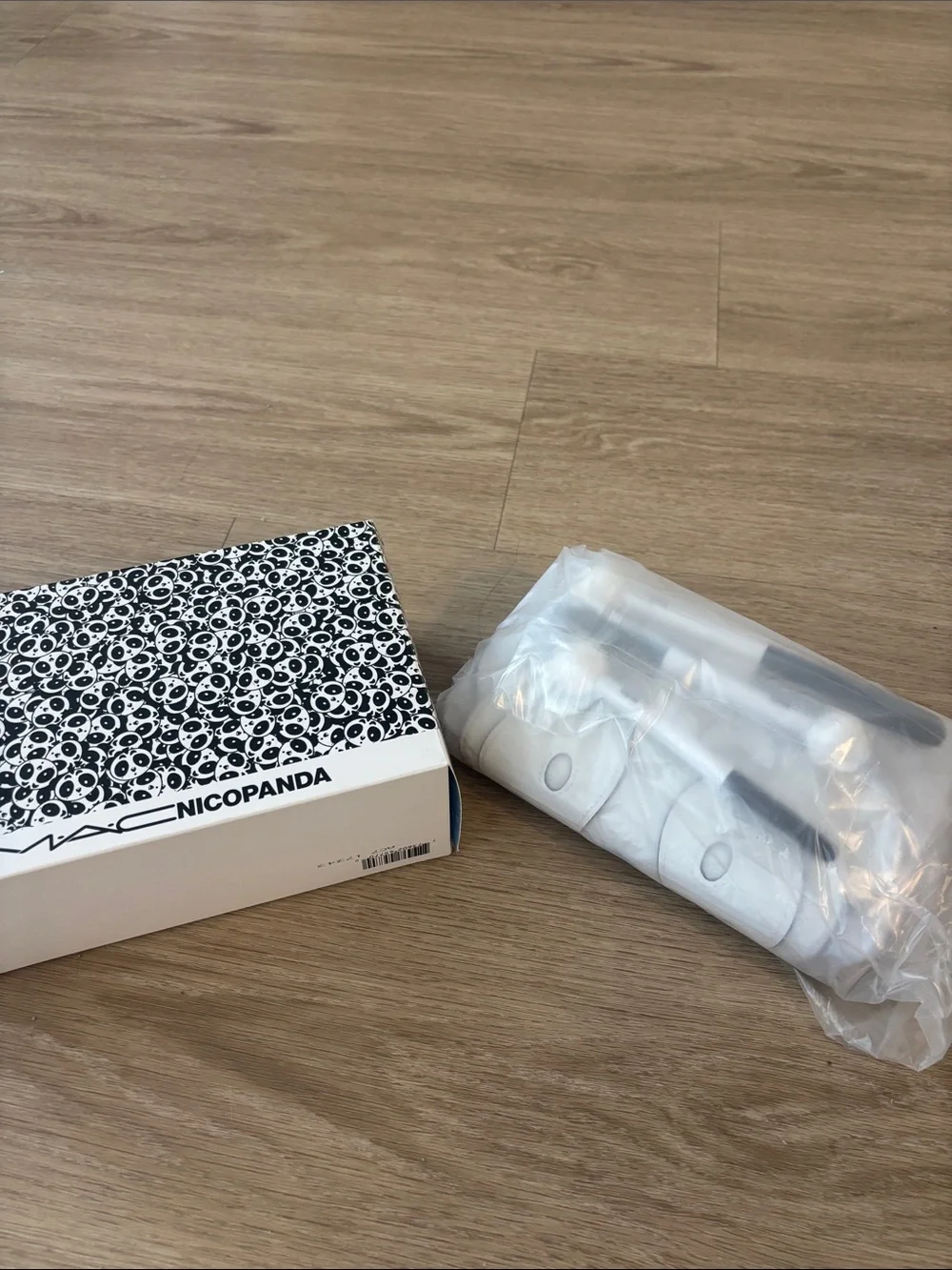 NEW!  MAC Cosmetics White Handle Makeup Brush Set with Black Bristles